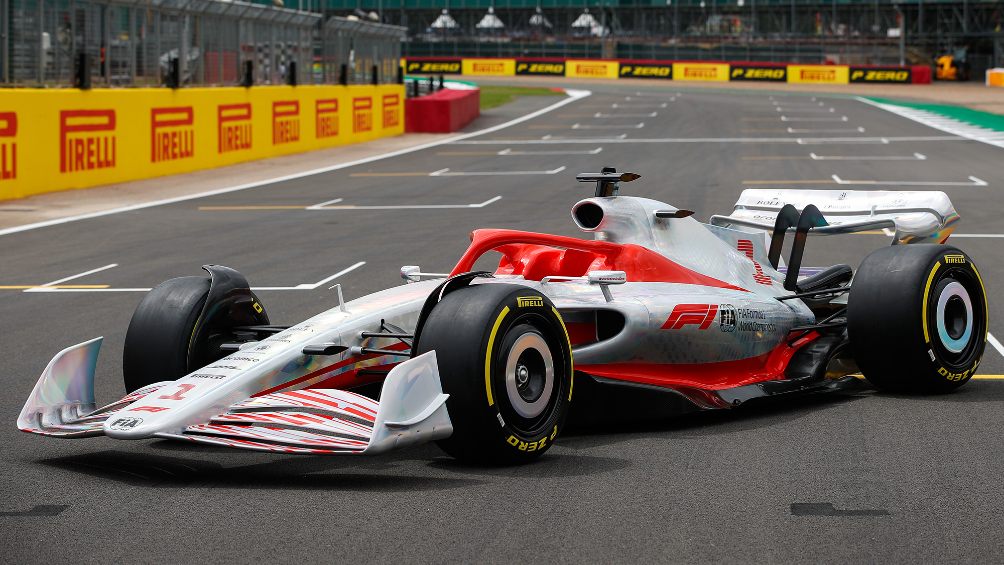 Em Silverstone, F1 mostra novo carro e testa novo modelo de